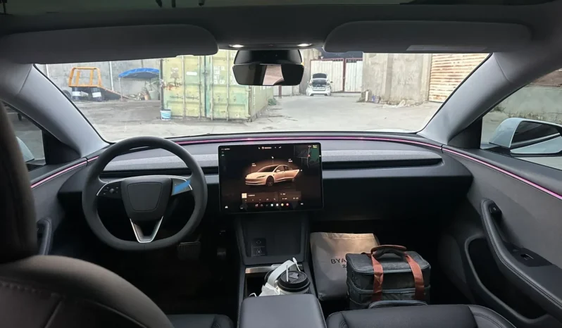 
								Tesla Model 3 full									