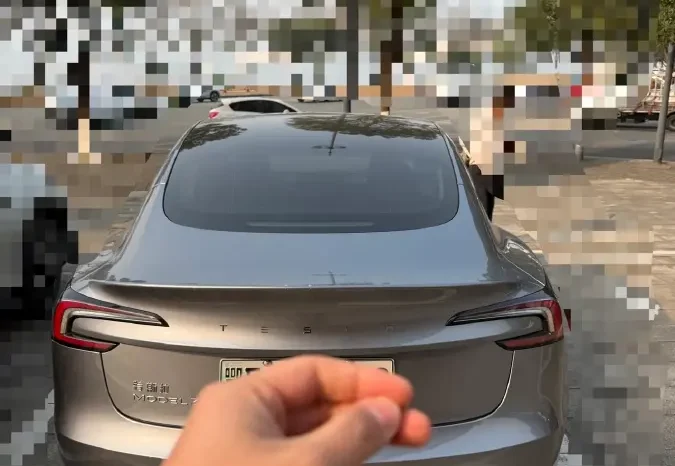 
								Tesla Model 3 full									