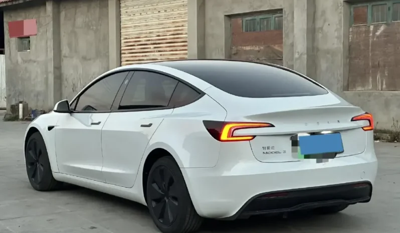 
								Tesla Model 3 full									